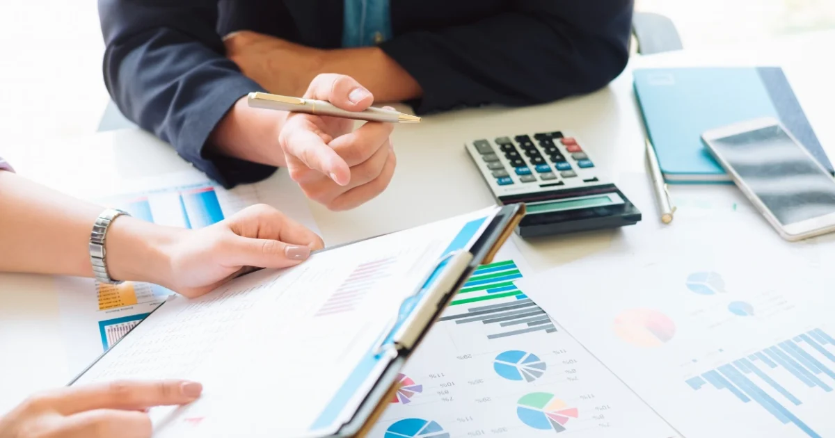Reputation Consultant or Full-Service Agency Which Is Better in 2026