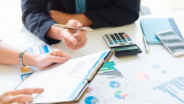 Reputation Consultant or Full Service Agency Which Is Better in 2026